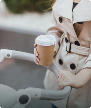ホットドリンク用の二層紙コップの強度はどれくらいですか？